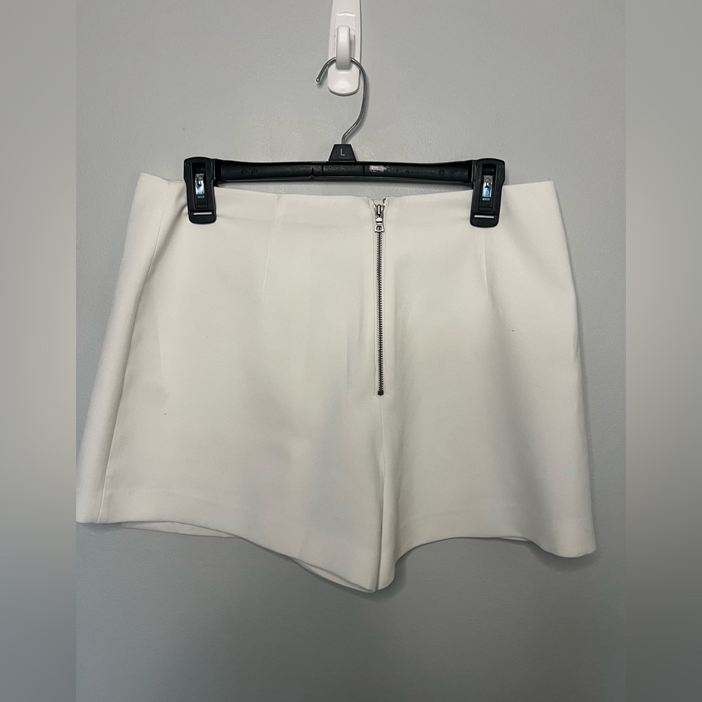 Alice + Olivia faux leather skort size 10 color white - Picture 4 of 9